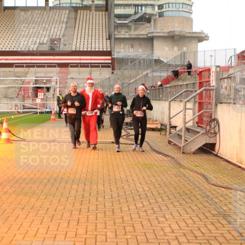 08.12.2024 - St. Pauli X-Mass-Run No. 14 Kathrin Stürmer Photography http://msf.ph/oto/7543752 08.12.2024 10:07:16 Ziel  meine-sportfotos.de