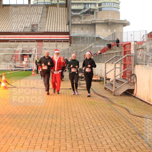 08.12.2024 - St. Pauli X-Mass-Run No. 14 Kathrin Stürmer Photography http://msf.ph/oto/7543753 08.12.2024 10:07:16 Ziel  meine-sportfotos.de