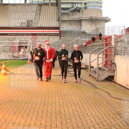 08.12.2024 - St. Pauli X-Mass-Run No. 14 Kathrin Stürmer Photography http://msf.ph/oto/7543754 08.12.2024 10:07:16 Ziel  meine-sportfotos.de