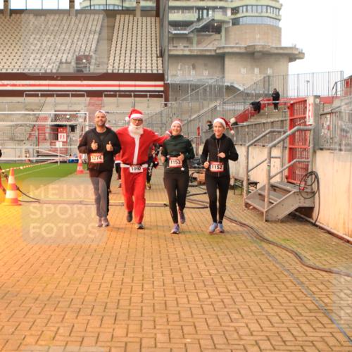 08.12.2024 - St. Pauli X-Mass-Run No. 14 Kathrin Stürmer Photography http://msf.ph/oto/7543756 08.12.2024 10:07:16 Ziel  meine-sportfotos.de