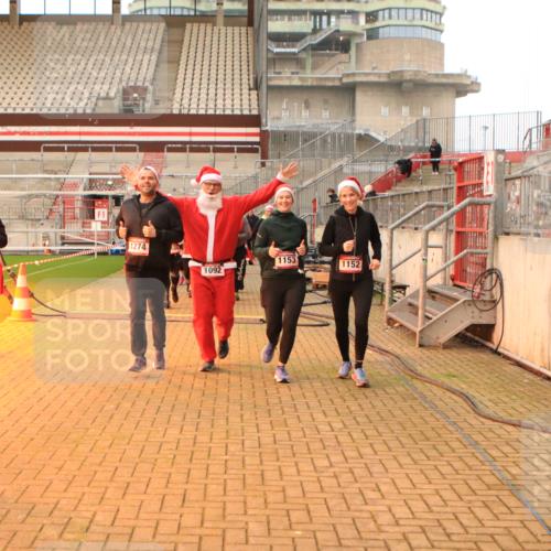 08.12.2024 - St. Pauli X-Mass-Run No. 14 Kathrin Stürmer Photography http://msf.ph/oto/7543758 08.12.2024 10:07:17 Ziel  meine-sportfotos.de