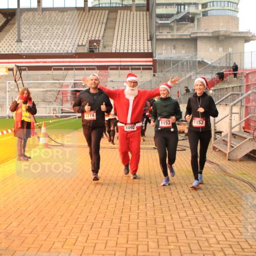 08.12.2024 - St. Pauli X-Mass-Run No. 14 Kathrin Stürmer Photography http://msf.ph/oto/7543760 08.12.2024 10:07:17 Ziel  meine-sportfotos.de