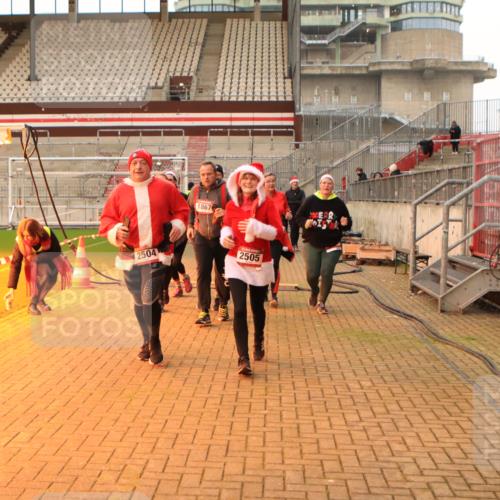 08.12.2024 - St. Pauli X-Mass-Run No. 14 Kathrin Stürmer Photography http://msf.ph/oto/7543769 08.12.2024 10:07:20 Ziel  meine-sportfotos.de