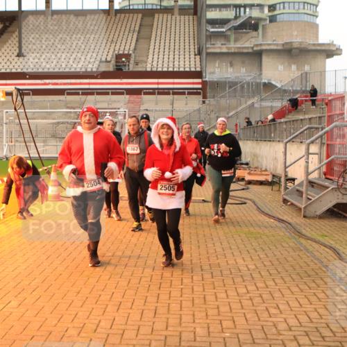 08.12.2024 - St. Pauli X-Mass-Run No. 14 Kathrin Stürmer Photography http://msf.ph/oto/7543770 08.12.2024 10:07:20 Ziel  meine-sportfotos.de