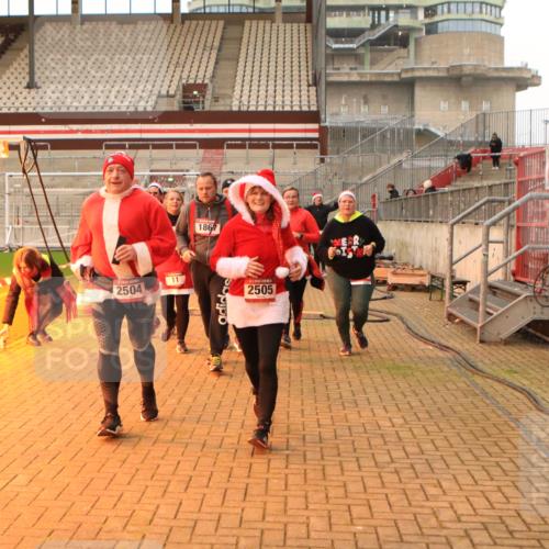 08.12.2024 - St. Pauli X-Mass-Run No. 14 Kathrin Stürmer Photography http://msf.ph/oto/7543771 08.12.2024 10:07:20 Ziel  meine-sportfotos.de