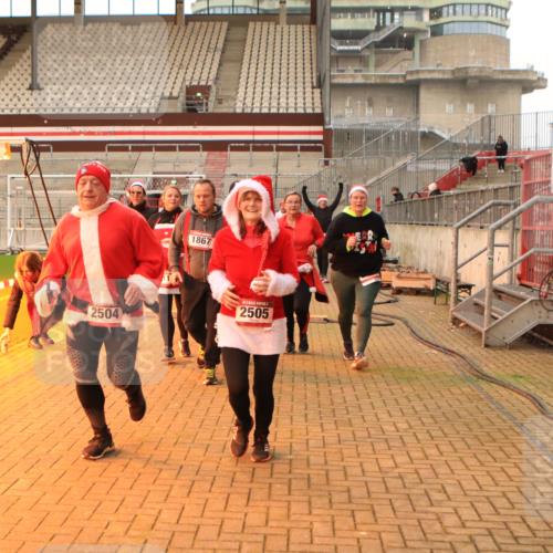08.12.2024 - St. Pauli X-Mass-Run No. 14 Kathrin Stürmer Photography http://msf.ph/oto/7543772 08.12.2024 10:07:21 Ziel  meine-sportfotos.de