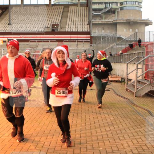 08.12.2024 - St. Pauli X-Mass-Run No. 14 Kathrin Stürmer Photography http://msf.ph/oto/7543774 08.12.2024 10:07:21 Ziel  meine-sportfotos.de