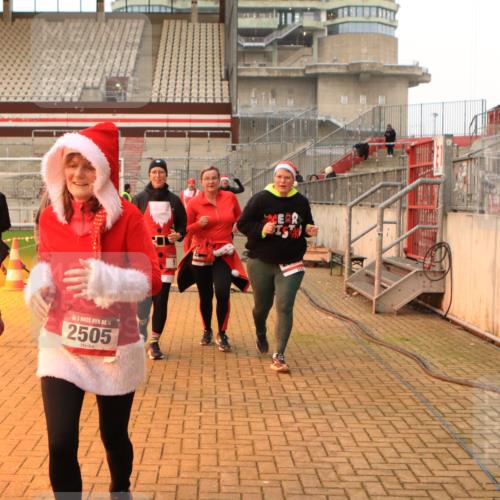 08.12.2024 - St. Pauli X-Mass-Run No. 14 Kathrin Stürmer Photography http://msf.ph/oto/7543776 08.12.2024 10:07:21 Ziel  meine-sportfotos.de