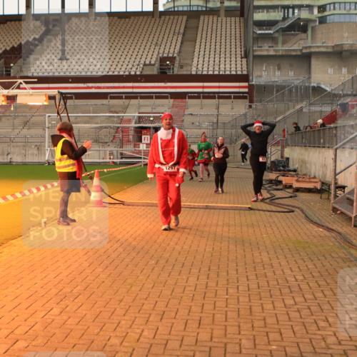 08.12.2024 - St. Pauli X-Mass-Run No. 14 Kathrin Stürmer Photography http://msf.ph/oto/7543795 08.12.2024 10:07:26 Ziel  meine-sportfotos.de