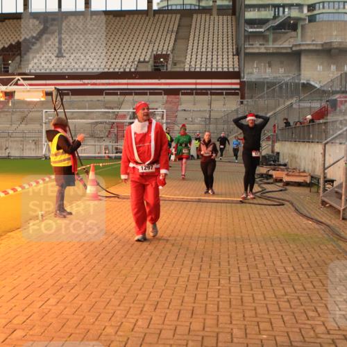 08.12.2024 - St. Pauli X-Mass-Run No. 14 Kathrin Stürmer Photography http://msf.ph/oto/7543800 08.12.2024 10:07:27 Ziel  meine-sportfotos.de