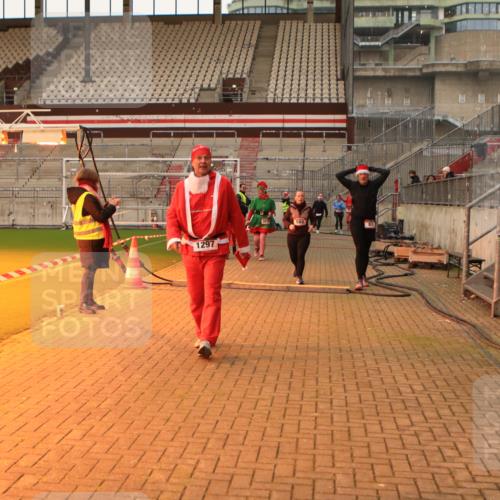 08.12.2024 - St. Pauli X-Mass-Run No. 14 Kathrin Stürmer Photography http://msf.ph/oto/7543801 08.12.2024 10:07:27 Ziel  meine-sportfotos.de