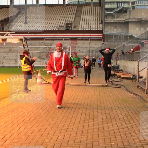 08.12.2024 - St. Pauli X-Mass-Run No. 14 Kathrin Stürmer Photography http://msf.ph/oto/7543802 08.12.2024 10:07:27 Ziel  meine-sportfotos.de