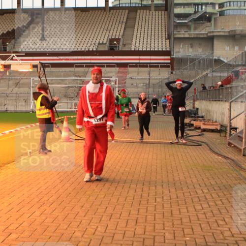08.12.2024 - St. Pauli X-Mass-Run No. 14 Kathrin Stürmer Photography http://msf.ph/oto/7543803 08.12.2024 10:07:27 Ziel  meine-sportfotos.de