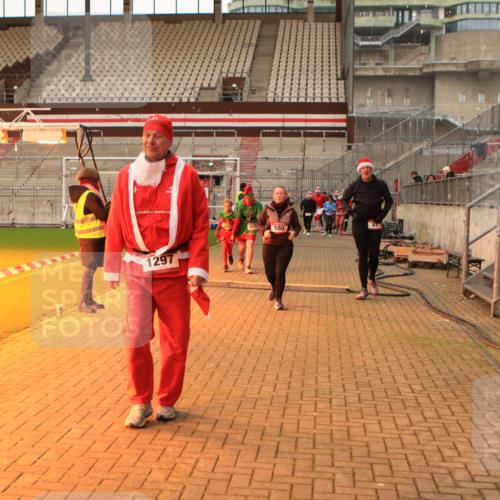 08.12.2024 - St. Pauli X-Mass-Run No. 14 Kathrin Stürmer Photography http://msf.ph/oto/7543808 08.12.2024 10:07:28 Ziel  meine-sportfotos.de