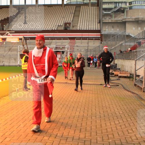 08.12.2024 - St. Pauli X-Mass-Run No. 14 Kathrin Stürmer Photography http://msf.ph/oto/7543809 08.12.2024 10:07:29 Ziel  meine-sportfotos.de