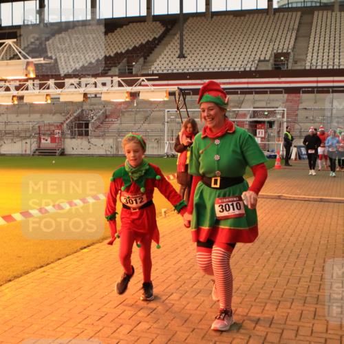 08.12.2024 - St. Pauli X-Mass-Run No. 14 Kathrin Stürmer Photography http://msf.ph/oto/7543821 08.12.2024 10:07:33 Ziel  meine-sportfotos.de