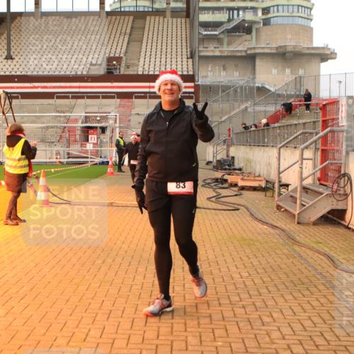 08.12.2024 - St. Pauli X-Mass-Run No. 14 Kathrin Stürmer Photography http://msf.ph/oto/7543828 08.12.2024 10:07:34 Ziel  meine-sportfotos.de