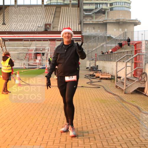 08.12.2024 - St. Pauli X-Mass-Run No. 14 Kathrin Stürmer Photography http://msf.ph/oto/7543829 08.12.2024 10:07:34 Ziel  meine-sportfotos.de