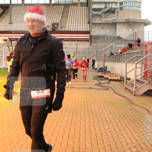 08.12.2024 - St. Pauli X-Mass-Run No. 14 Kathrin Stürmer Photography http://msf.ph/oto/7543836 08.12.2024 10:07:36 Ziel  meine-sportfotos.de