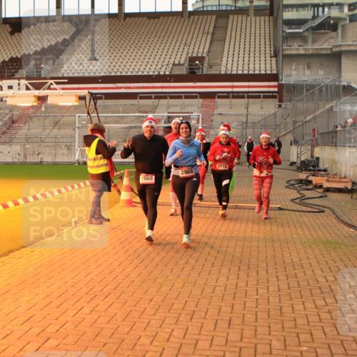08.12.2024 - St. Pauli X-Mass-Run No. 14 Kathrin Stürmer Photography http://msf.ph/oto/7543837 08.12.2024 10:07:38 Ziel  meine-sportfotos.de