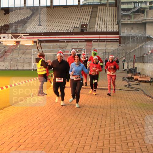 08.12.2024 - St. Pauli X-Mass-Run No. 14 Kathrin Stürmer Photography http://msf.ph/oto/7543838 08.12.2024 10:07:38 Ziel  meine-sportfotos.de