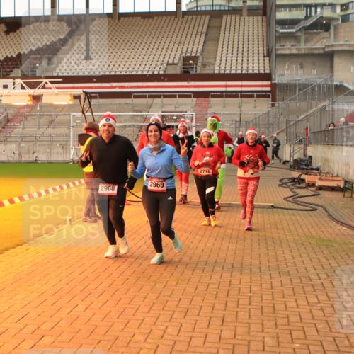 08.12.2024 - St. Pauli X-Mass-Run No. 14 Kathrin Stürmer Photography http://msf.ph/oto/7543840 08.12.2024 10:07:38 Ziel  meine-sportfotos.de