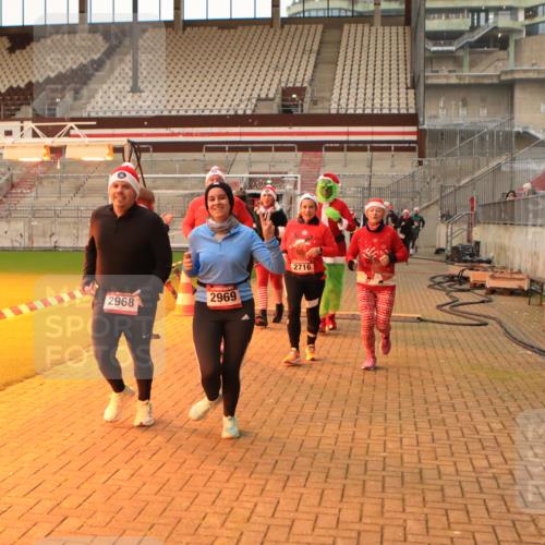 08.12.2024 - St. Pauli X-Mass-Run No. 14 Kathrin Stürmer Photography http://msf.ph/oto/7543842 08.12.2024 10:07:39 Ziel  meine-sportfotos.de