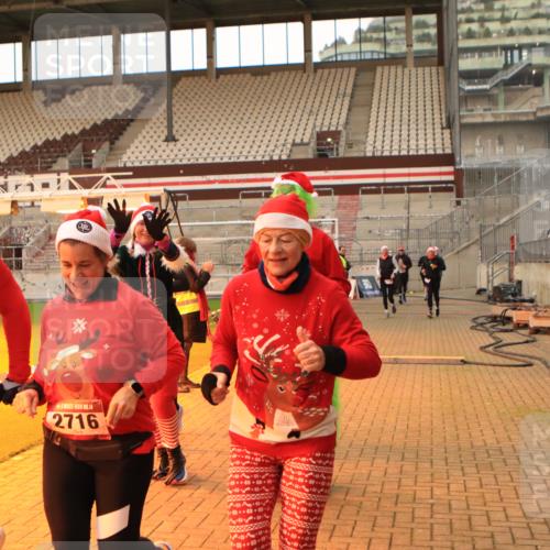 08.12.2024 - St. Pauli X-Mass-Run No. 14 Kathrin Stürmer Photography http://msf.ph/oto/7543851 08.12.2024 10:07:41 Ziel  meine-sportfotos.de