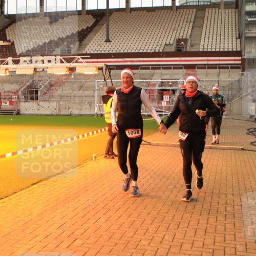 08.12.2024 - St. Pauli X-Mass-Run No. 14 Kathrin Stürmer Photography http://msf.ph/oto/7543854 08.12.2024 10:07:47 Ziel  meine-sportfotos.de