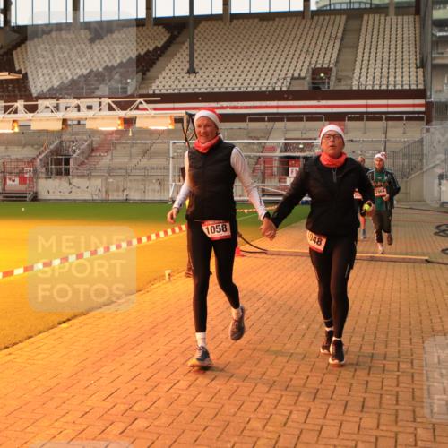 08.12.2024 - St. Pauli X-Mass-Run No. 14 Kathrin Stürmer Photography http://msf.ph/oto/7543855 08.12.2024 10:07:48 Ziel  meine-sportfotos.de