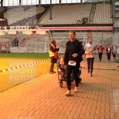 08.12.2024 - St. Pauli X-Mass-Run No. 14 Kathrin Stürmer Photography http://msf.ph/oto/7543876 08.12.2024 10:08:01 Ziel  meine-sportfotos.de
