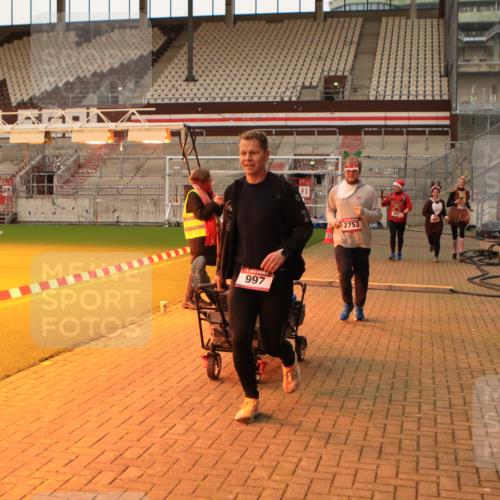 08.12.2024 - St. Pauli X-Mass-Run No. 14 Kathrin Stürmer Photography http://msf.ph/oto/7543877 08.12.2024 10:08:01 Ziel  meine-sportfotos.de