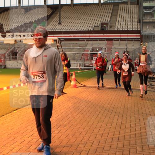 08.12.2024 - St. Pauli X-Mass-Run No. 14 Kathrin Stürmer Photography http://msf.ph/oto/7543890 08.12.2024 10:08:03 Ziel  meine-sportfotos.de