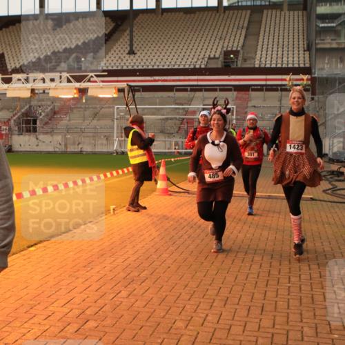 08.12.2024 - St. Pauli X-Mass-Run No. 14 Kathrin Stürmer Photography http://msf.ph/oto/7543895 08.12.2024 10:08:04 Ziel  meine-sportfotos.de