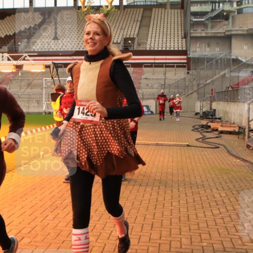 08.12.2024 - St. Pauli X-Mass-Run No. 14 Kathrin Stürmer Photography http://msf.ph/oto/7543901 08.12.2024 10:08:06 Ziel  meine-sportfotos.de