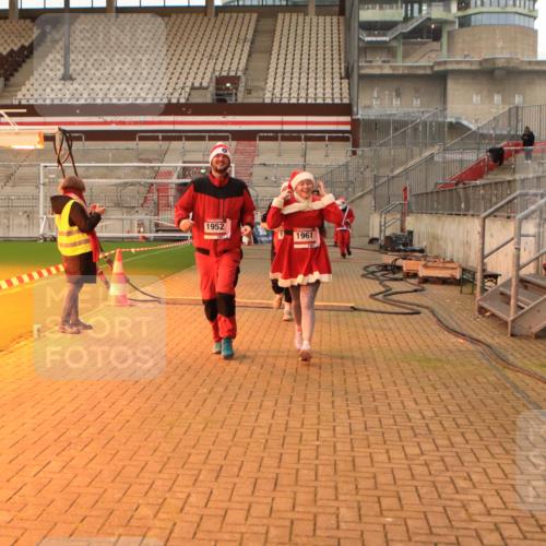 08.12.2024 - St. Pauli X-Mass-Run No. 14 Kathrin Stürmer Photography http://msf.ph/oto/7543918 08.12.2024 10:08:13 Ziel  meine-sportfotos.de
