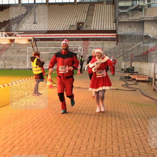 08.12.2024 - St. Pauli X-Mass-Run No. 14 Kathrin Stürmer Photography http://msf.ph/oto/7543921 08.12.2024 10:08:14 Ziel  meine-sportfotos.de