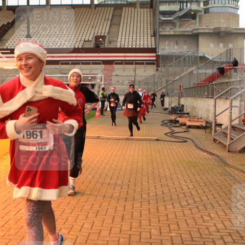 08.12.2024 - St. Pauli X-Mass-Run No. 14 Kathrin Stürmer Photography http://msf.ph/oto/7543927 08.12.2024 10:08:15 Ziel  meine-sportfotos.de