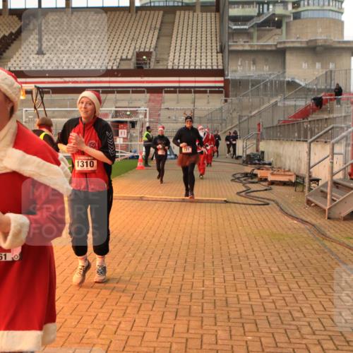 08.12.2024 - St. Pauli X-Mass-Run No. 14 Kathrin Stürmer Photography http://msf.ph/oto/7543928 08.12.2024 10:08:16 Ziel  meine-sportfotos.de