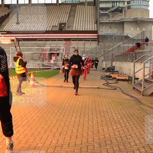 08.12.2024 - St. Pauli X-Mass-Run No. 14 Kathrin Stürmer Photography http://msf.ph/oto/7543932 08.12.2024 10:08:16 Ziel  meine-sportfotos.de
