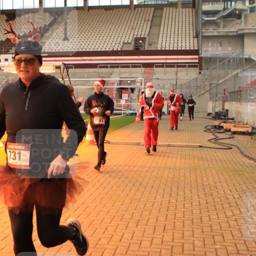 08.12.2024 - St. Pauli X-Mass-Run No. 14 Kathrin Stürmer Photography http://msf.ph/oto/7543945 08.12.2024 10:08:19 Ziel  meine-sportfotos.de