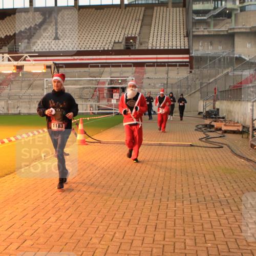 08.12.2024 - St. Pauli X-Mass-Run No. 14 Kathrin Stürmer Photography http://msf.ph/oto/7543946 08.12.2024 10:08:20 Ziel  meine-sportfotos.de