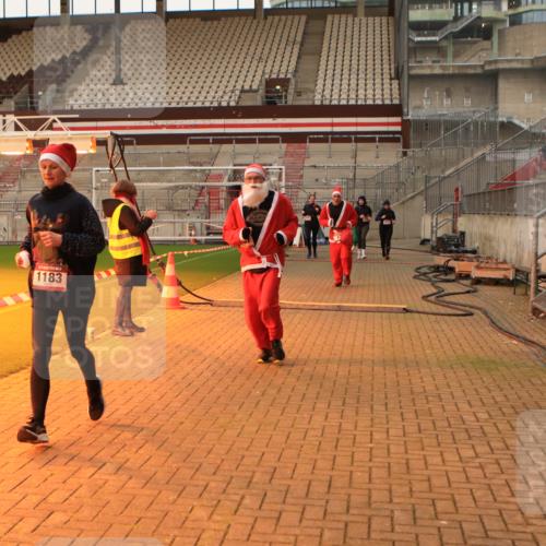 08.12.2024 - St. Pauli X-Mass-Run No. 14 Kathrin Stürmer Photography http://msf.ph/oto/7543948 08.12.2024 10:08:20 Ziel  meine-sportfotos.de