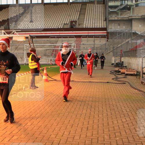 08.12.2024 - St. Pauli X-Mass-Run No. 14 Kathrin Stürmer Photography http://msf.ph/oto/7543949 08.12.2024 10:08:20 Ziel  meine-sportfotos.de