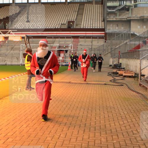 08.12.2024 - St. Pauli X-Mass-Run No. 14 Kathrin Stürmer Photography http://msf.ph/oto/7543953 08.12.2024 10:08:21 Ziel  meine-sportfotos.de