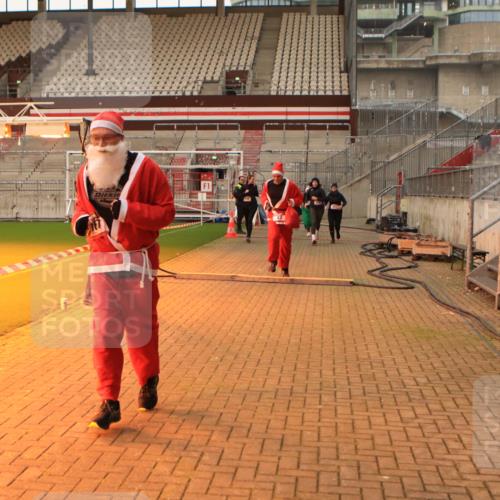 08.12.2024 - St. Pauli X-Mass-Run No. 14 Kathrin Stürmer Photography http://msf.ph/oto/7543954 08.12.2024 10:08:21 Ziel  meine-sportfotos.de