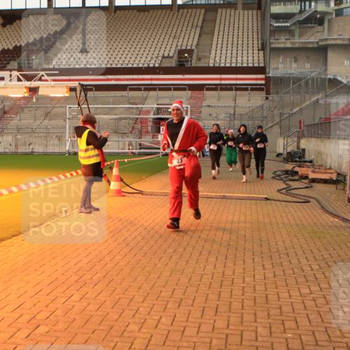 08.12.2024 - St. Pauli X-Mass-Run No. 14 Kathrin Stürmer Photography http://msf.ph/oto/7543956 08.12.2024 10:08:23 Ziel  meine-sportfotos.de