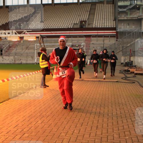 08.12.2024 - St. Pauli X-Mass-Run No. 14 Kathrin Stürmer Photography http://msf.ph/oto/7543961 08.12.2024 10:08:24 Ziel  meine-sportfotos.de