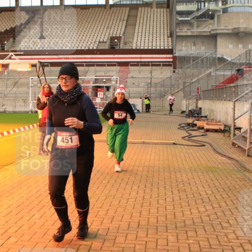 08.12.2024 - St. Pauli X-Mass-Run No. 14 Kathrin Stürmer Photography http://msf.ph/oto/7543975 08.12.2024 10:08:28 Ziel  meine-sportfotos.de