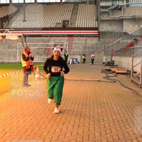 08.12.2024 - St. Pauli X-Mass-Run No. 14 Kathrin Stürmer Photography http://msf.ph/oto/7543978 08.12.2024 10:08:29 Ziel  meine-sportfotos.de